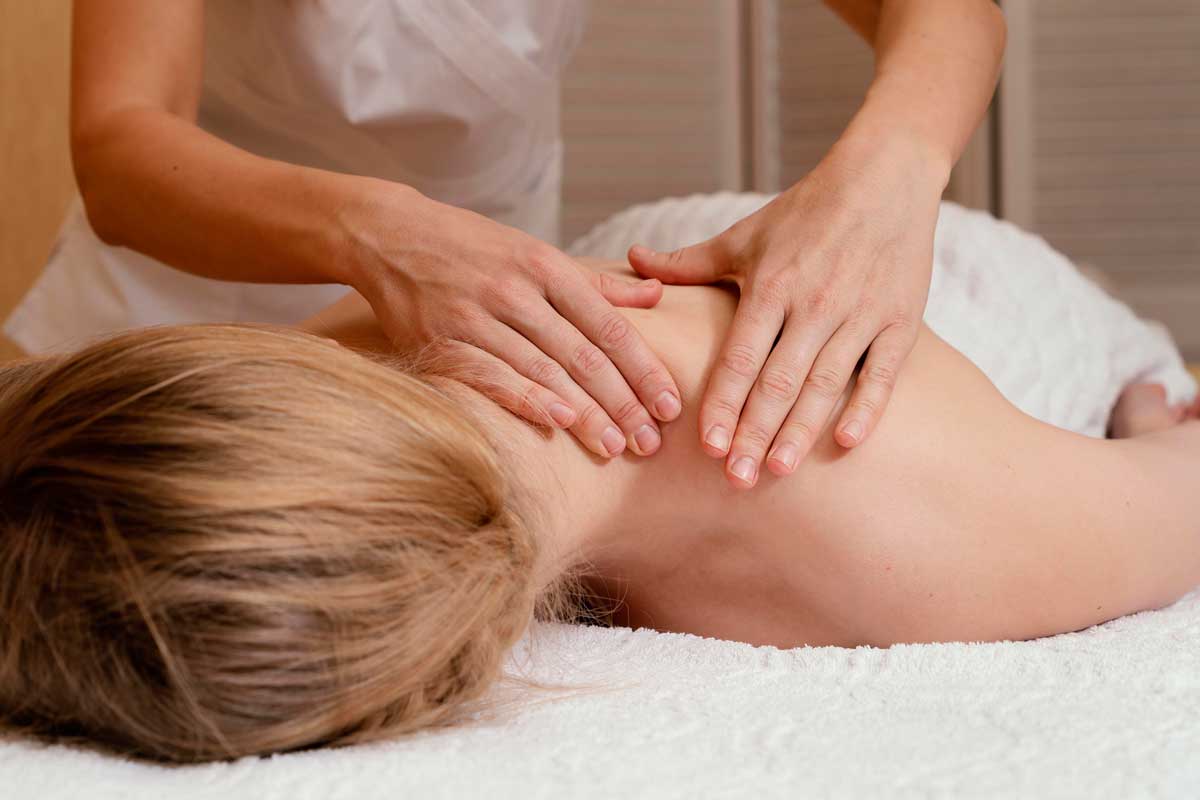 close-up-hands-massaging-woman-s-back Primer pla de mans fent un massatge a l'esquena d'una dona.